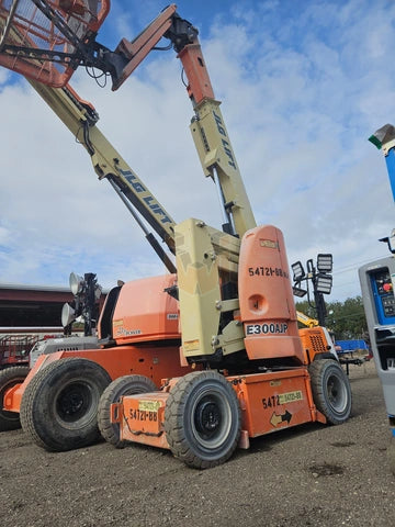 JLG Articulating Boom Lift: 30-33'