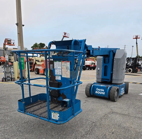 Genie Articulating Boom Lift: 30-33'
