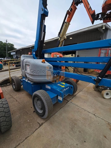 Genie Electric Articulating Boom Lift 43-46'