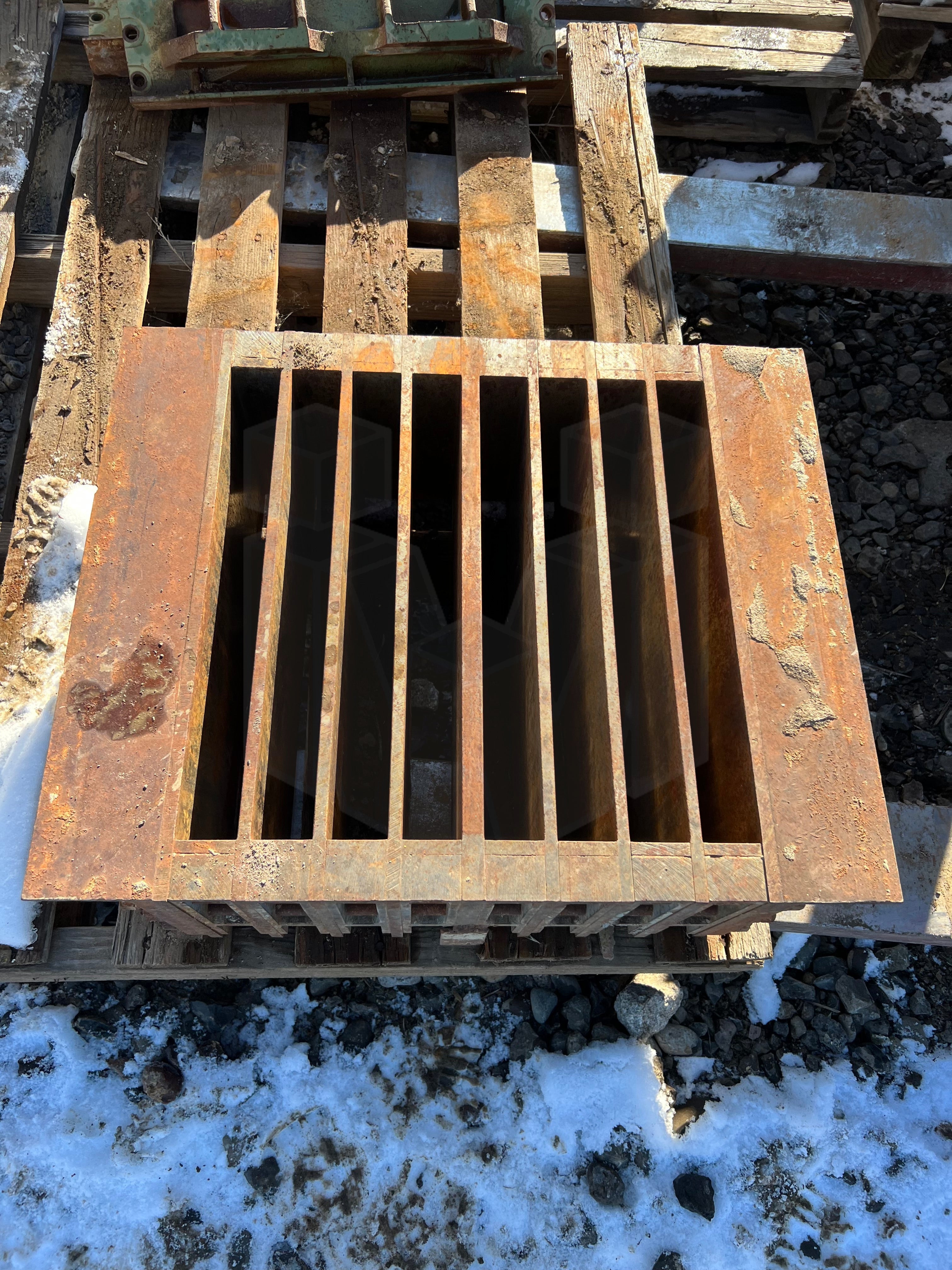 Columbia 22 mold box