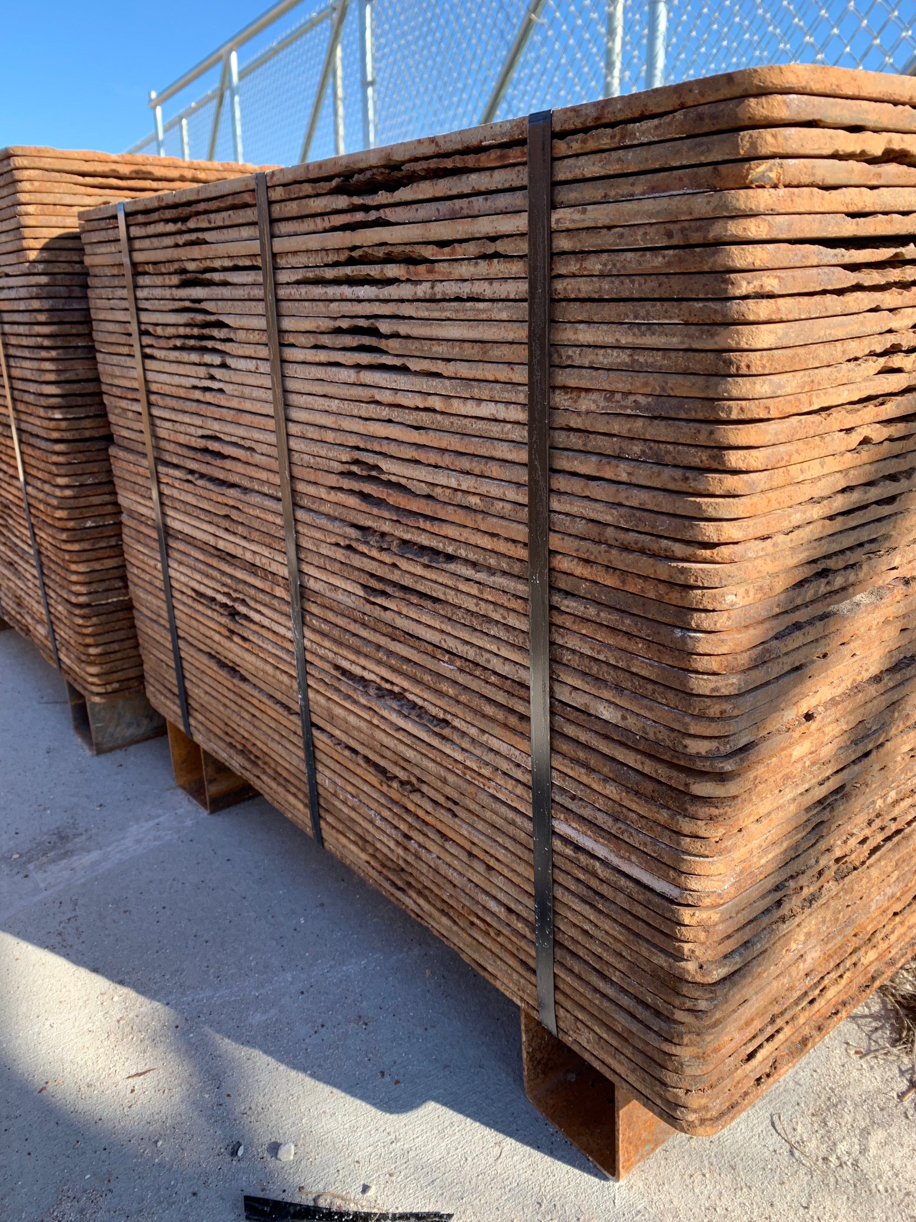 1,900 (18 1/2 x 26) pallets