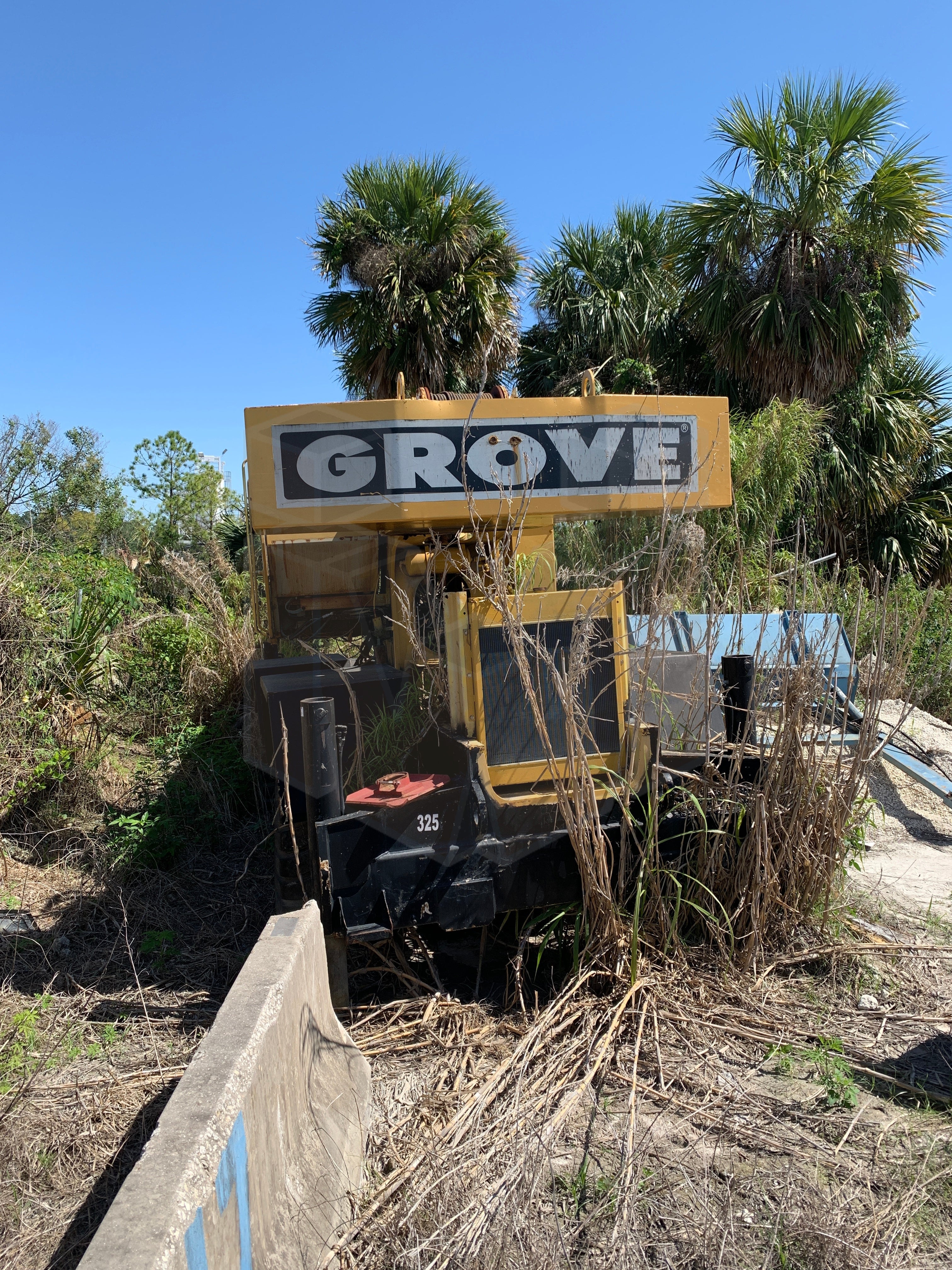 Grove 28 ton Rough Terrain crane