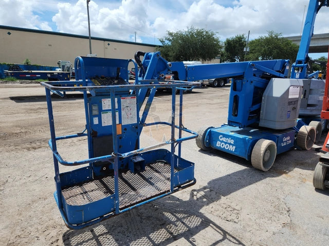 Genie Articulating Boom Lift: 34-39'