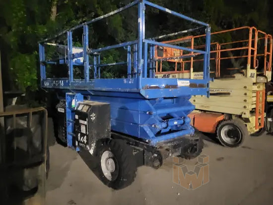 Genie Internal Combustion Scissor Lift: 30-35'