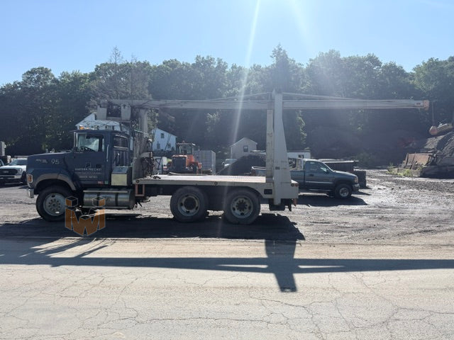 Ford LN900 w/6 Ton Avon Unloader