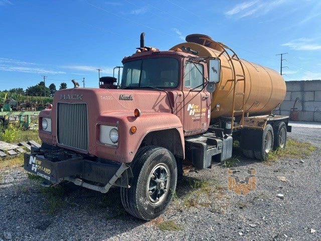 Mack RD686 Water Truck
