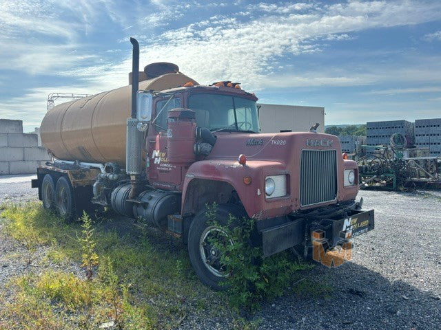 Mack RD686 Water Truck